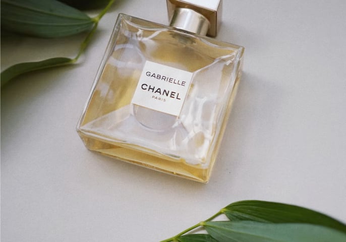 A photography of a bottle of perfume